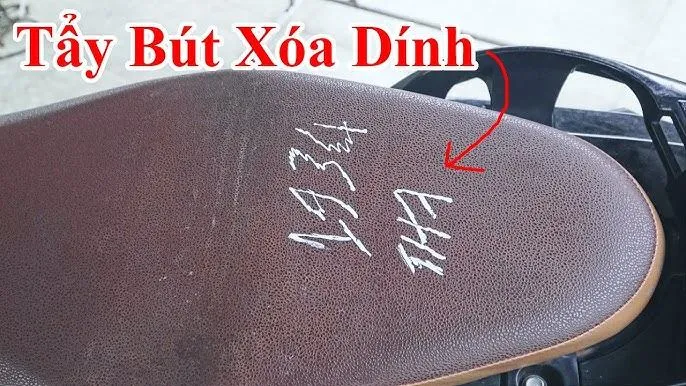 Cách tẩy vết bút xóa trên yên xe máy bằng dầu gió