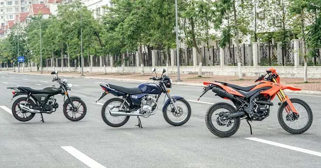 Cận cảnh thiết kế đèn pha tròn và tay lái cổ điển của mẫu xe Minsk D4 125 125cc.