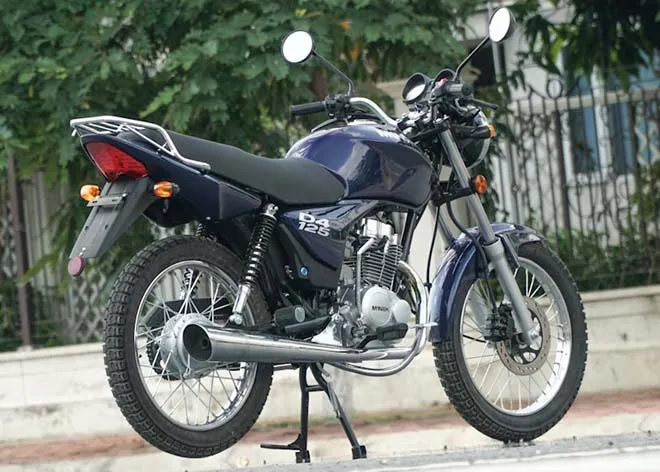 Bình xăng lớn 12 lít và cụm máy mạ crom, chi tiết cổ điển của Minsk D4 125.