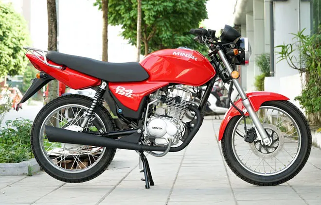 Yên xe dài và tay xách kim loại tiện lợi phía sau của Minsk D4, nhấn mạnh tính bền bỉ.