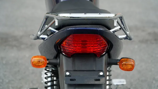 Hệ thống phuộc hành trình ngược (Up Side Down) và phanh đĩa trước trên mẫu xe Minsk Enduro.