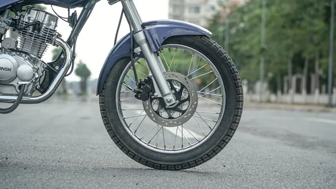 Bánh sau 18 inch và giảm xóc đơn monoshock của Minsk X250, cấu hình phục vụ địa hình.