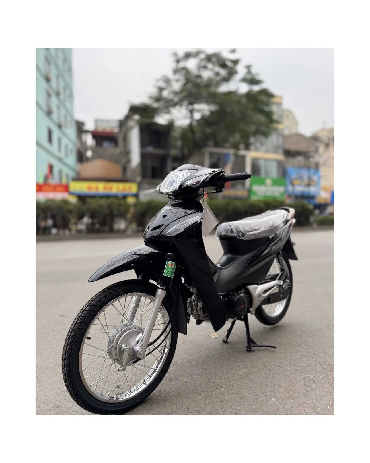 Xe máy Wave CX3 50cc Victoria màu đỏ được thiết kế theo phong cách thể thao, hiện đại