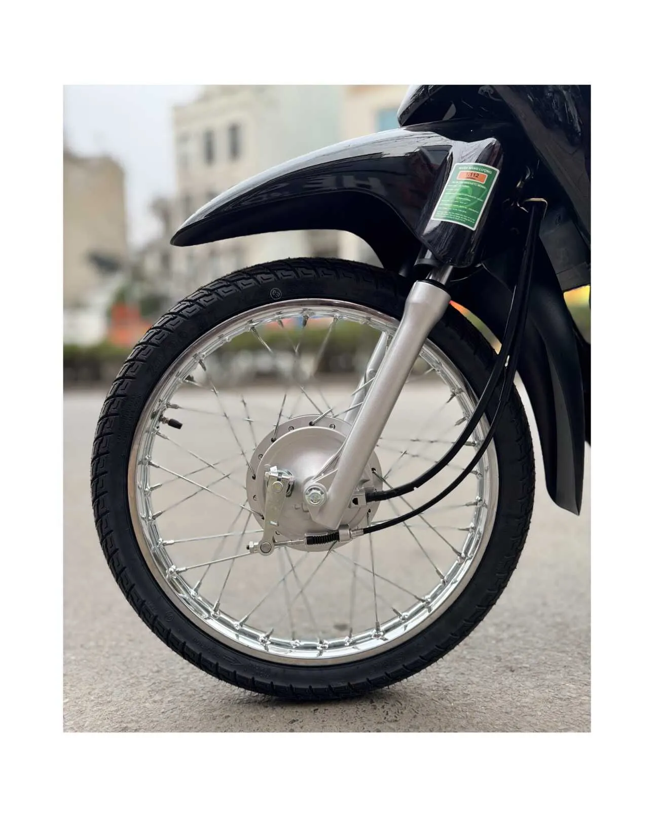 Lốp xe Wave 50cc có săm với nhiều rãnh sâu tăng độ bám đường