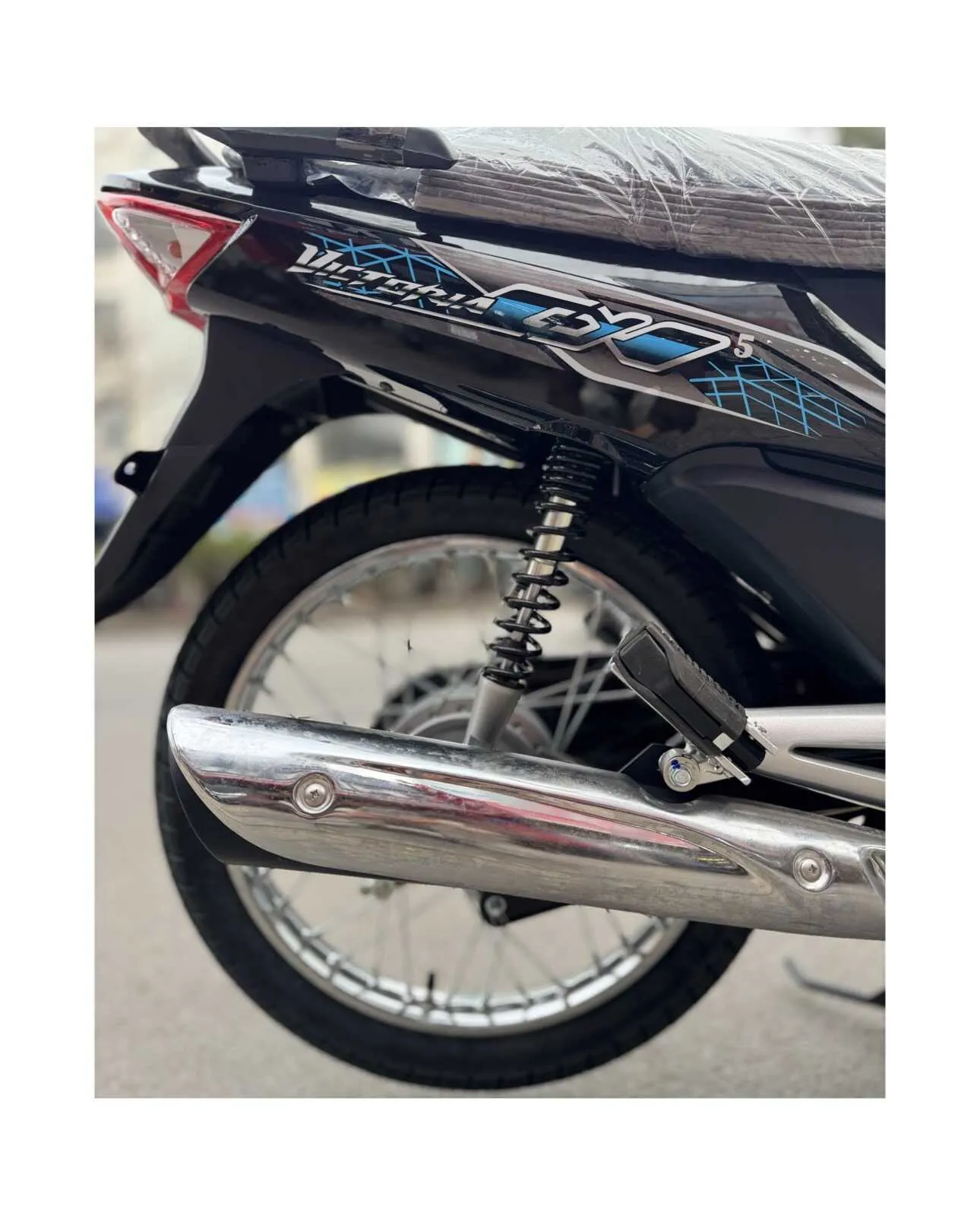 Phuộc giảm xóc sau dạng ống lồng với hệ thống giảm chấn thủy lực