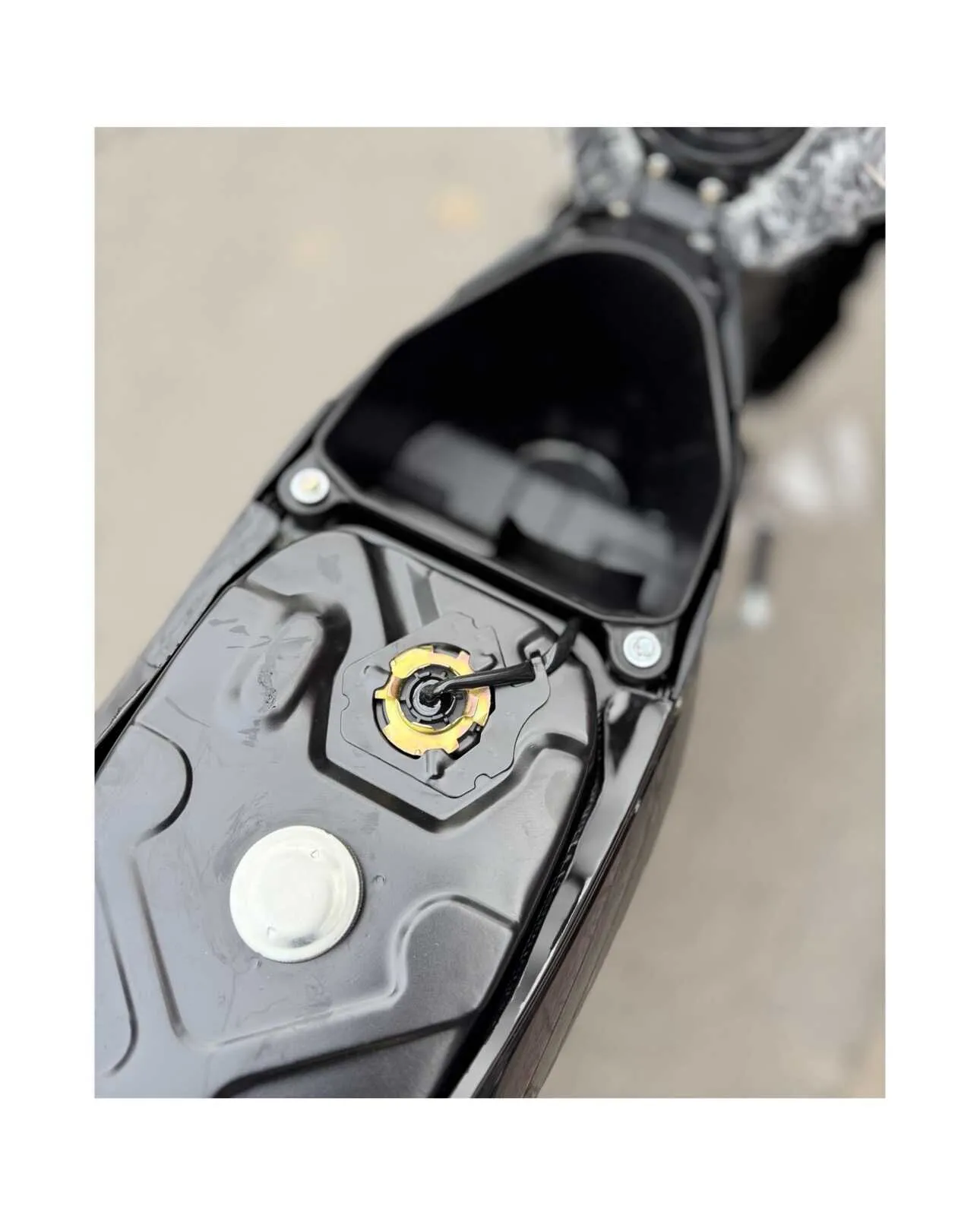 Cốp xe rộng rãi của Wave CX3 50cc cho phép chứa đựng nhiều đồ dùng cá nhân