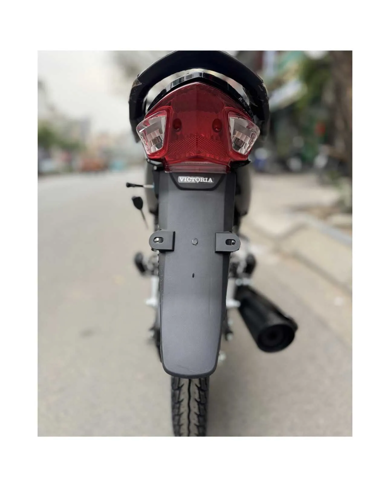 Tổng thể đuôi xe Wave CX3 50cc với đèn hậu tích hợp và xi nhan liền khối