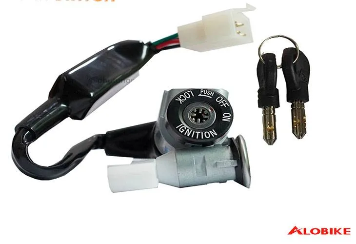 Hộp khóa chống trộm xe máy cùng remote và các phụ kiện jack cắm đi kèm, giúp tăng cường bảo mật cho xe