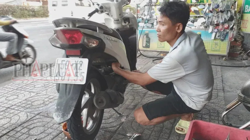 Cửa Hàng Sửa Xe Dỏm Trên Quốc Lộ Với Các Dụng Cụ Hỗ Trợ Gây Hư Hỏng Xe Máy