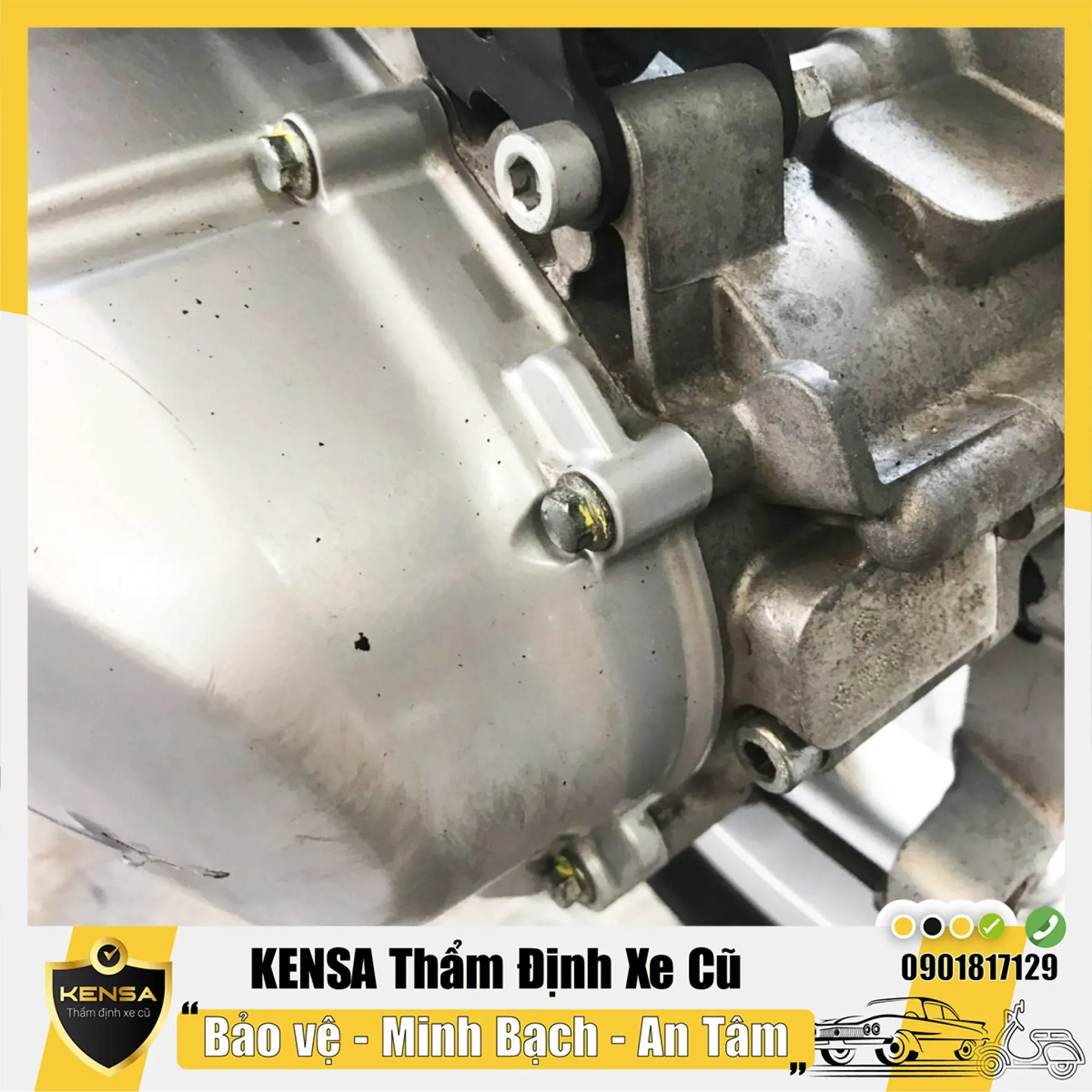 Kiểm tra động cơ xe Liberty cũ, tập trung vào các chi tiết ốc và ly hợp để đánh giá tình trạng bảo dưỡng