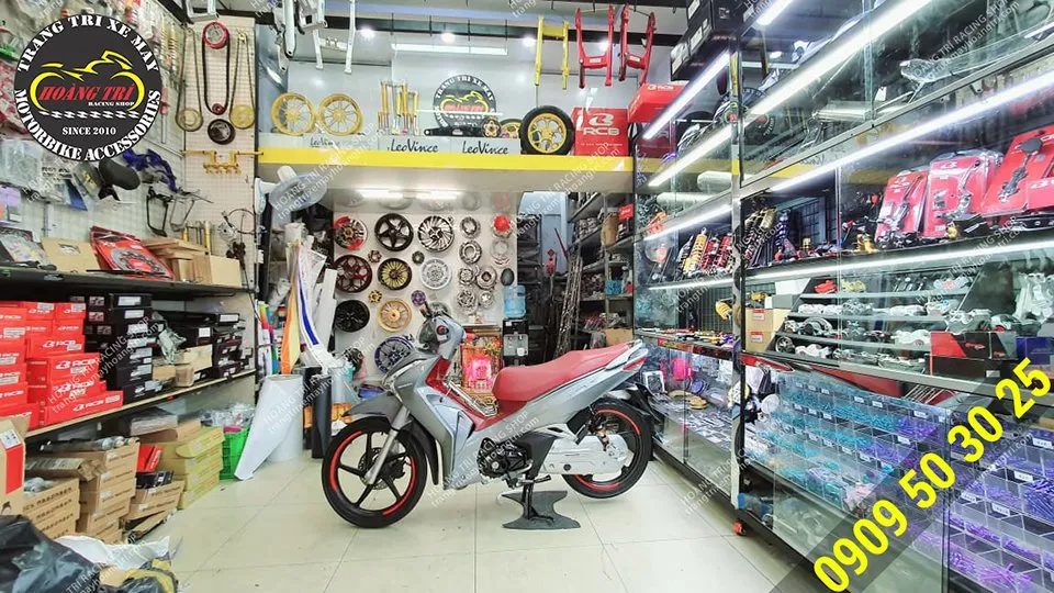 Toàn cảnh chiếc Wave i 125 và các phụ kiện đang được trưng bày tại shop