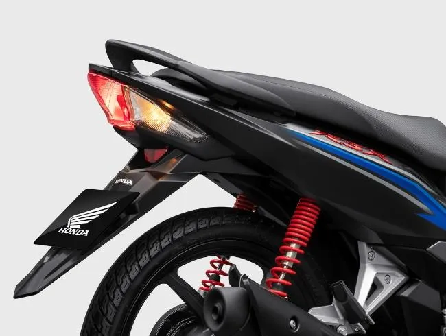 Thiết kế yếm xe và hai bên thân xe Wave 110 RSX FI thon gọn, gia tăng tính linh hoạt khi di chuyển