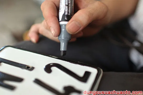 Cận cảnh biển số xe máy được đặt vào tấm ốp lưng bằng inox, giúp tăng độ bền và khả năng chống cong vênh.