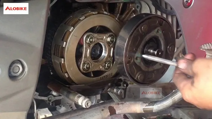 Thợ đang tiến hành tháo lắp và sửa chữa bộ nồi ly hợp cho xe Wave.