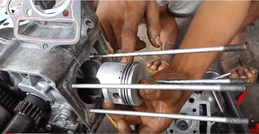 Thợ kỹ thuật thực hiện làm lại máy xe Wave 110 tại trung tâm sửa chữa