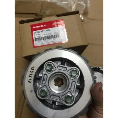 Thợ kỹ thuật đang kiểm tra và làm nồi xe Wave Alpha chuyên nghiệp