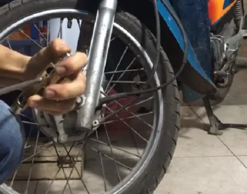 Các bước lắp đặt khóa càng xe máy chuẩn kỹ thuật