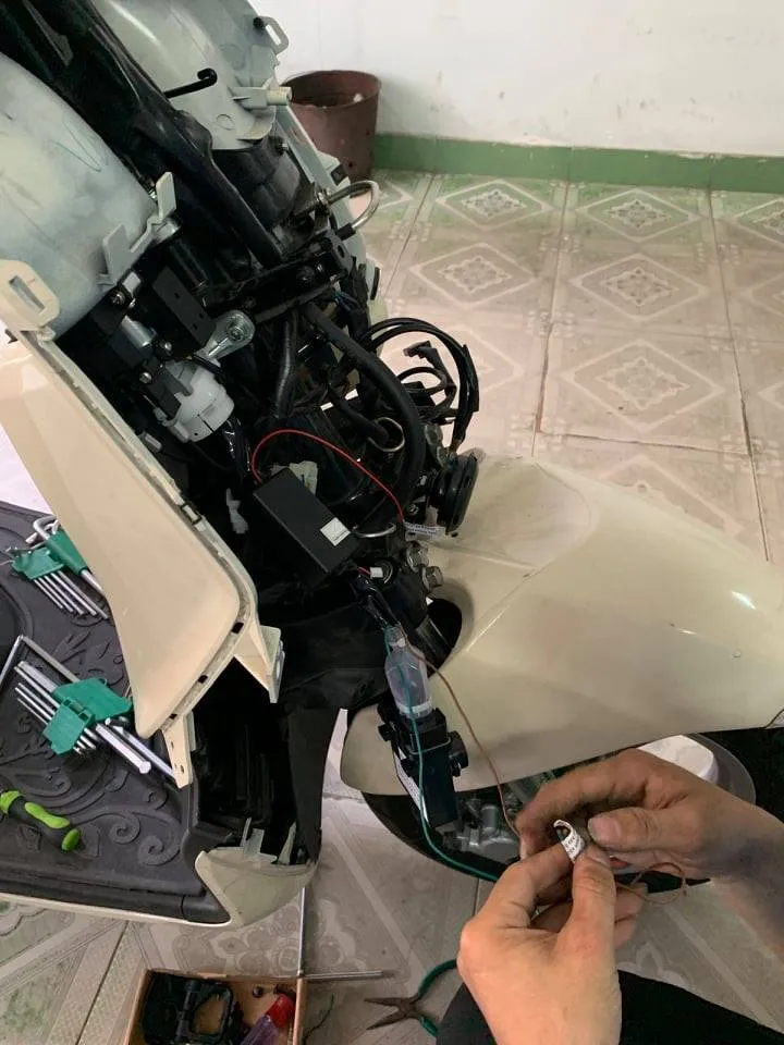 Kiểm tra khu vực ắc quy và dây điện đầu xe để tìm thiết bị theo dõi GPS lén