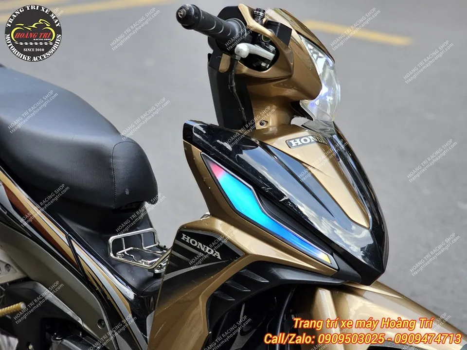 Thao tác chạm nhẹ trên smartphone để thay đổi hiệu ứng ánh sáng trên xe Wave