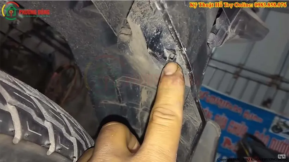 Lỗ chốt cốp xe Wave (lỗ khóa phụ) thường dùng để mở khẩn cấp