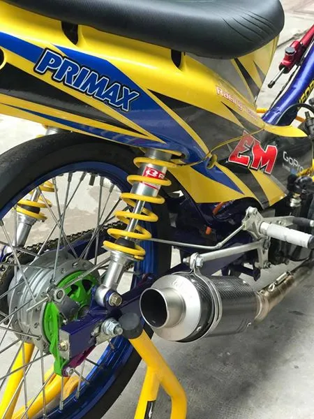 Phuộc sau Racingboy và đùm sau phay sơn xanh lá của xe đua Wave Drag