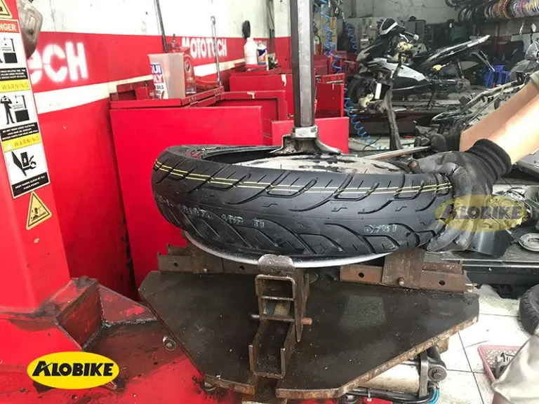 Hình ảnh lốp Chengshin không săm dành cho xe tay ga, nhấn mạnh thiết kế gai lốp