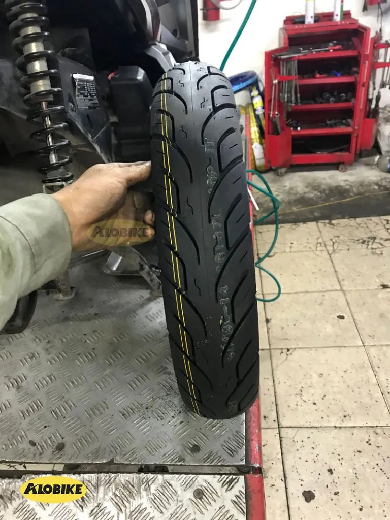 Hình ảnh cận cảnh mã gai lốp Chengshin dành cho xe tay ga cỡ lớn, thể hiện độ dày và rãnh thoát nước