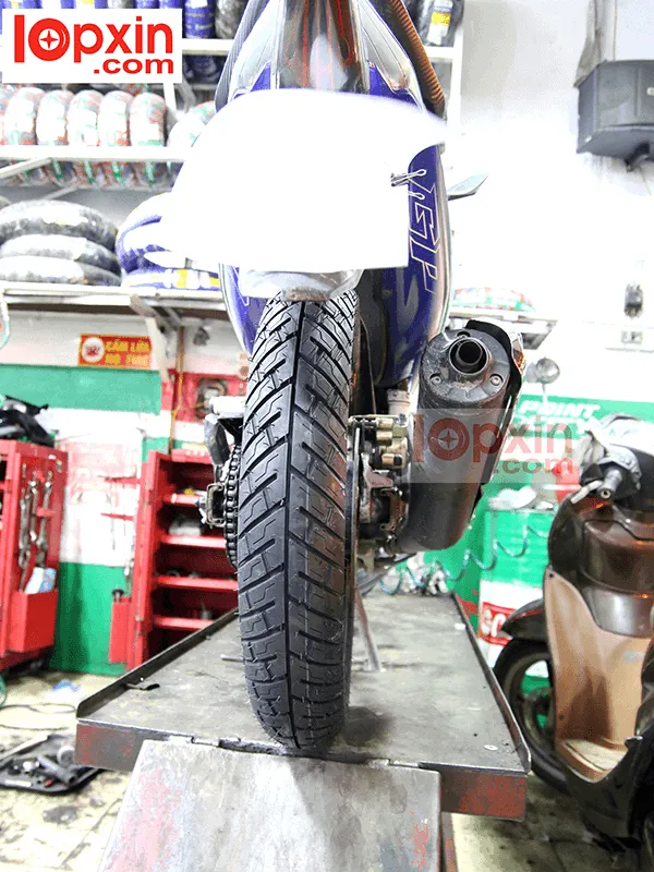 Đánh giá khả năng chống đinh và độ bám của lốp City Grip Pro trên đường ướt.