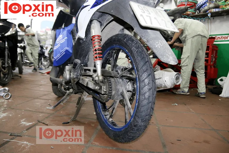 Lốp Michelin City Grip Pro 80/90-17 tương thích với cả Exciter và xe Wave.