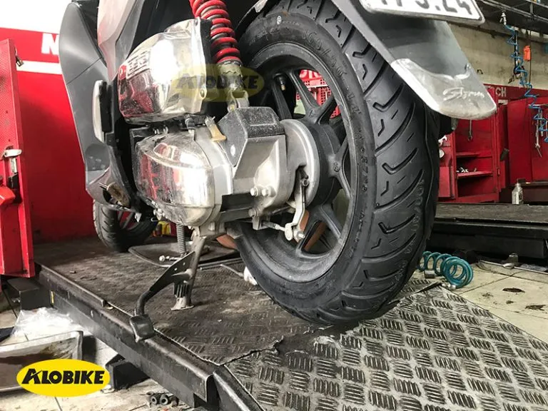 Hình ảnh lốp xe máy Chengshin được trưng bày, cho thấy sự đa dạng về kích cỡ và mẫu mã