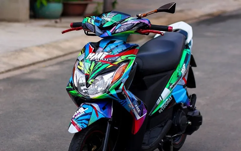 cách tẩy sơn xe máy dính trên lớp sơn tem đấu