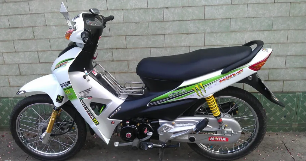 Hình ảnh tổng thể một chiếc xe Wave 50cc được độ kiểng theo phong cách tối giản màu đen