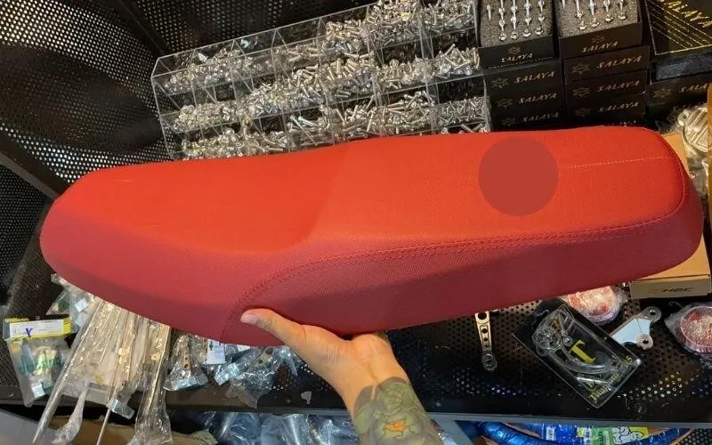 Tổng quan về xe Wave 50cc độ kiểng với màu sắc rực rỡ và yên xe thời trang