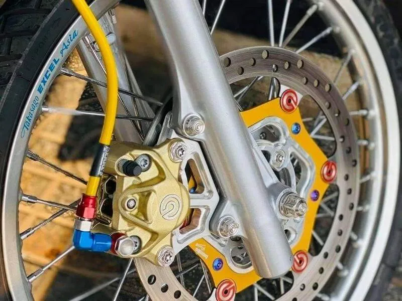 Hệ thống phanh trước được nâng cấp với heo dầu Brembo và đĩa phanh lớn hơn trên Wave 50cc