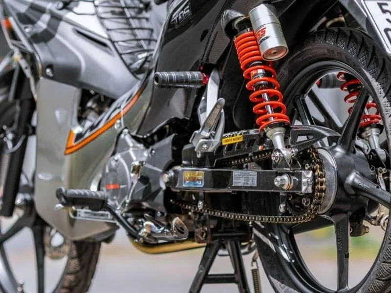 Phuộc sau xe Wave 50cc được nâng cấp bằng phuộc Ohlins, tăng khả năng giảm xóc và thẩm mỹ