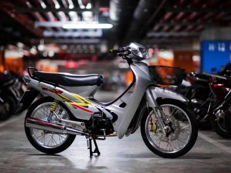 Một chiếc Wave 50cc được gắn thêm các phụ kiện trang trí nhỏ như đèn LED và ốp nhựa màu