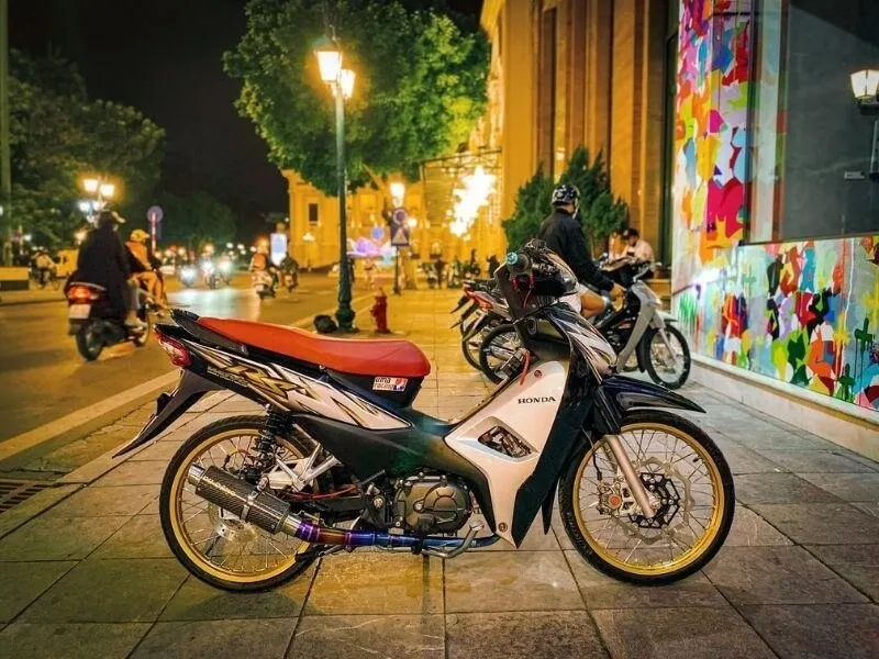 Góc nhìn từ phía trước của một chiếc Wave 50 độ kiểng, tập trung vào tay lái và mặt đồng hồ