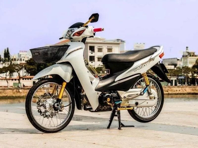 Dàn áo xe Wave 50 độ kiểng màu đỏ tươi, sử dụng tem đấu và các chi tiết mạ crom