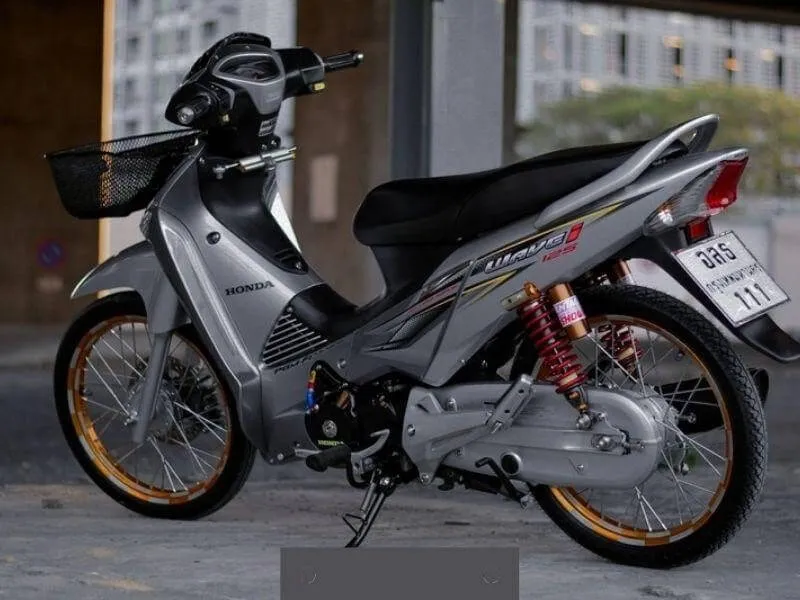 Xe Wave 50 độ kiểng theo phong cách Thái Lan với vành nan hoa nhỏ và giỏ xe trước