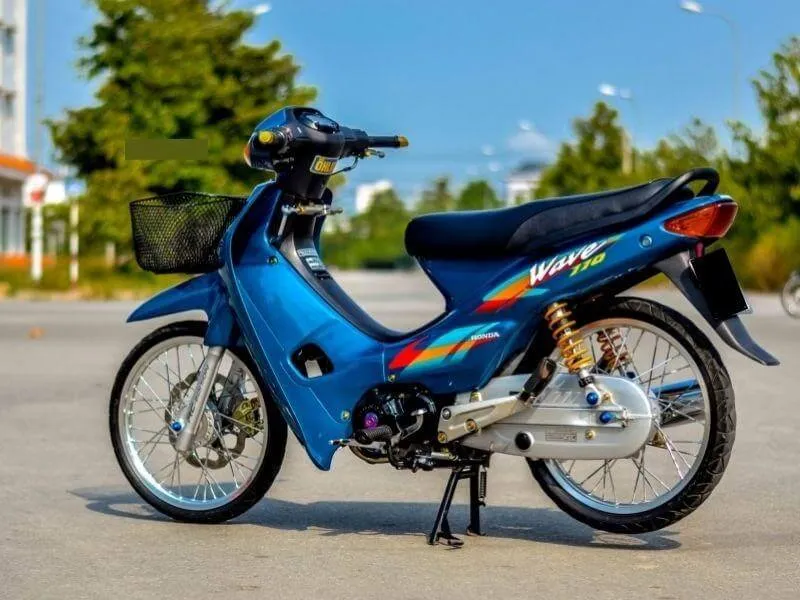 Xe Wave 50 độ kiểng với màu sắc nổi bật, kết hợp giữa màu vàng và đen, sử dụng mâm đúc