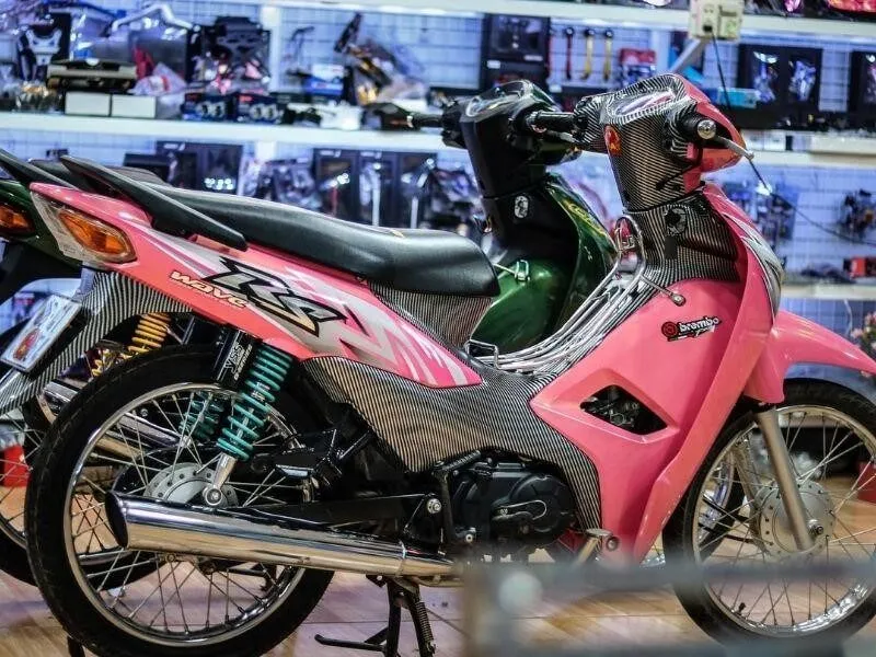 Chi tiết tem xe được tùy chỉnh và ốc vít trang trí CNC màu vàng nổi bật