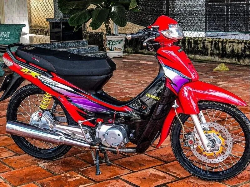 Chiếc Wave 50cc độ kiểng tập trung vào việc gọt yên và bọc da hai tông màu