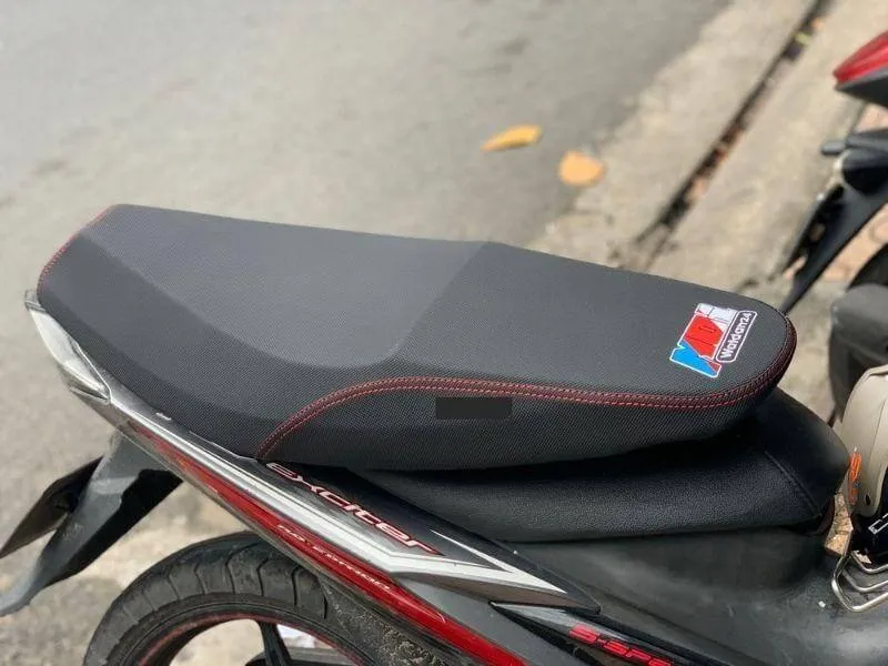 Yên xe độ kiểng được thêu chữ hoặc logo cá nhân hóa ở phần đuôi yên