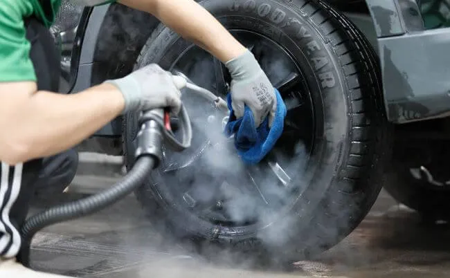 Hiệu suất làm sạch vượt trội của máy rửa xe nước nóng đối với vết dầu mỡ cứng đầu