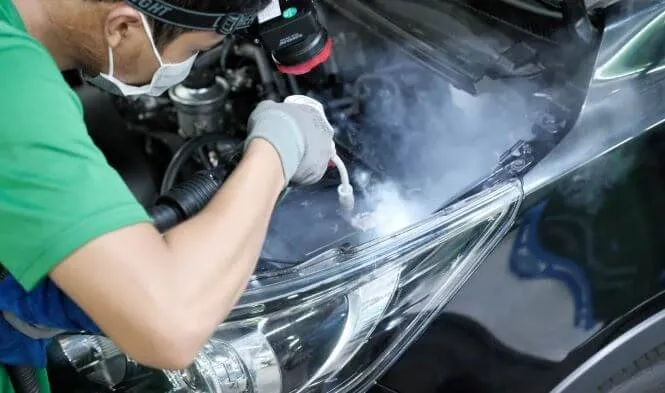 Máy rửa xe hơi nước nóng ứng dụng làm sạch sâu khoang động cơ ô tô chuyên nghiệp