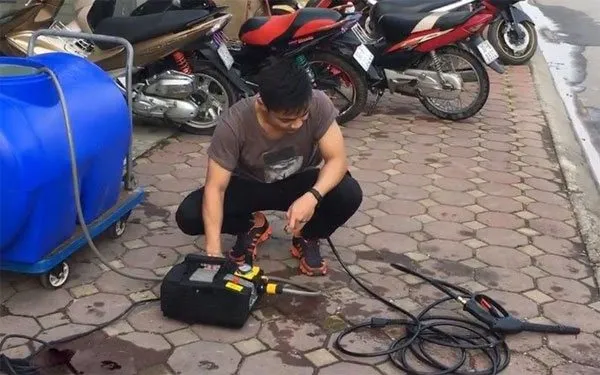 Thiết kế bền bỉ, chống nước của máy rửa xe Lutian LT-590 2.2kW, nổi bật với piston sứ tăng cường độ bền.