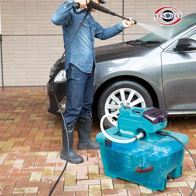 Máy rửa xe mini dùng pin hoặc ắc quy tiện lợi cho việc di chuyển đến các khu vực không có nguồn điện