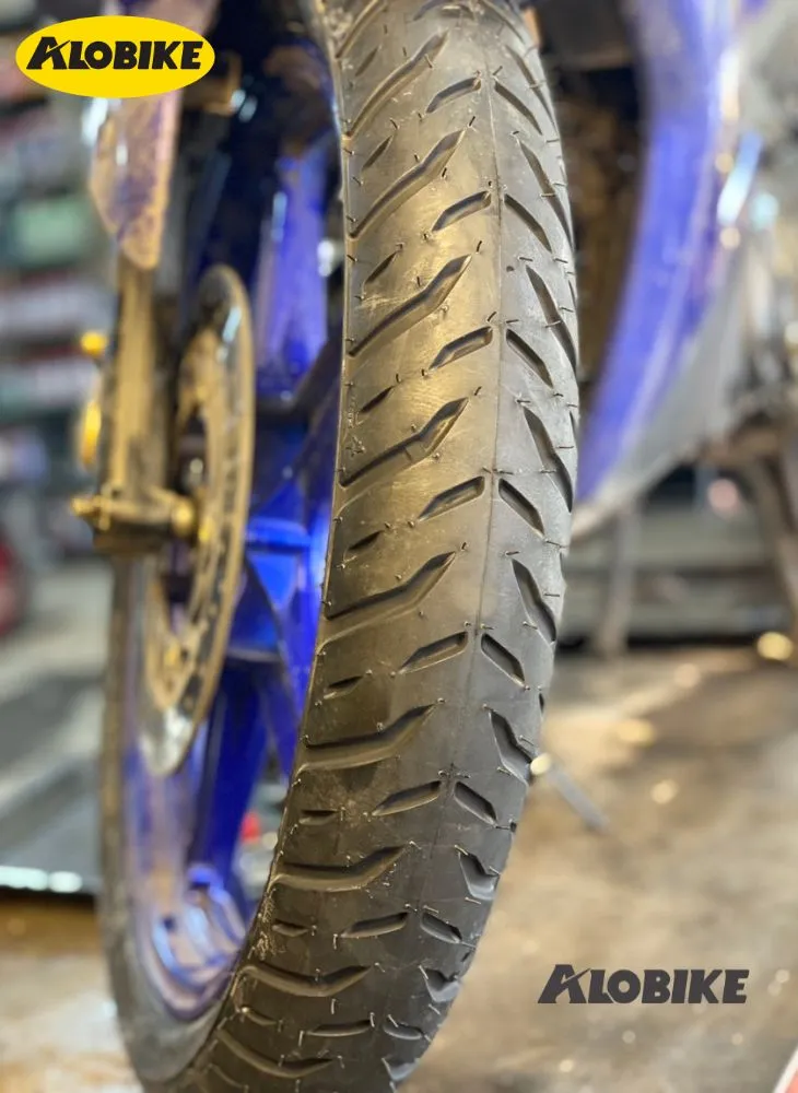 Vỏ xe Michelin Pilot Street 2 với rãnh gai tập trung tại thành lốp, rút ngắn quãng đường phanh