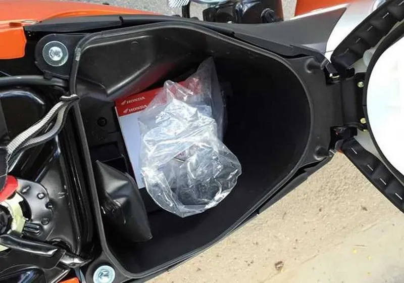 Sử dụng tua vít dẹp để mở cốp xe Wave RSX trong trường hợp khẩn cấp