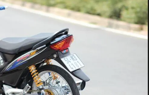 Tho chuyen nghiep dang tien hanh mo khoa co xe Wave S mot cach an toan